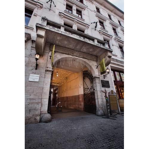 Hotel Gozsdu Court