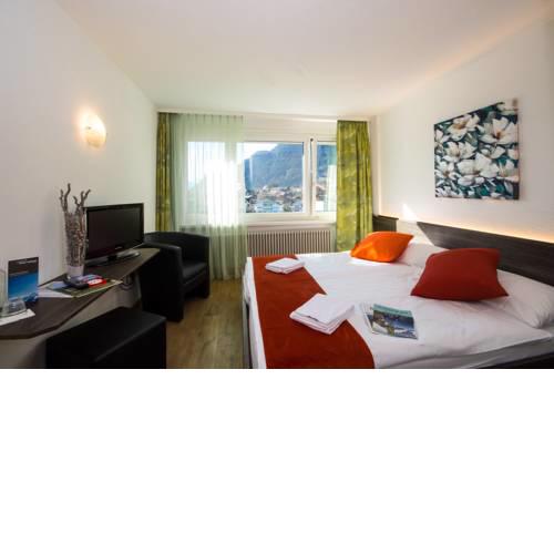 Hotel Merkur - West Station Lodge