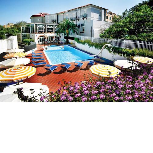 Hotel Riviera 3 Stelle con piscina e campo tennis gratuiti e garage a pagamento