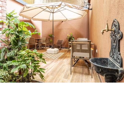 Hotel Room with Backyard 6 min to Bull Statue