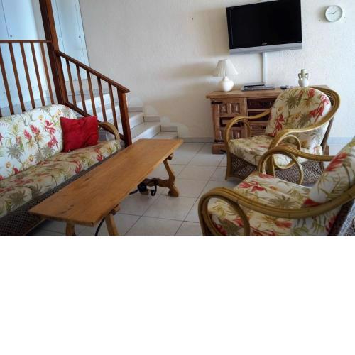 House - 3 Bedrooms with Pool and Sea views young people group not allowed - 07528
