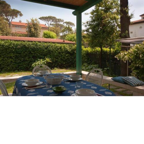 House in Marina di Pietrasanta with large garden 300 meters from the sea