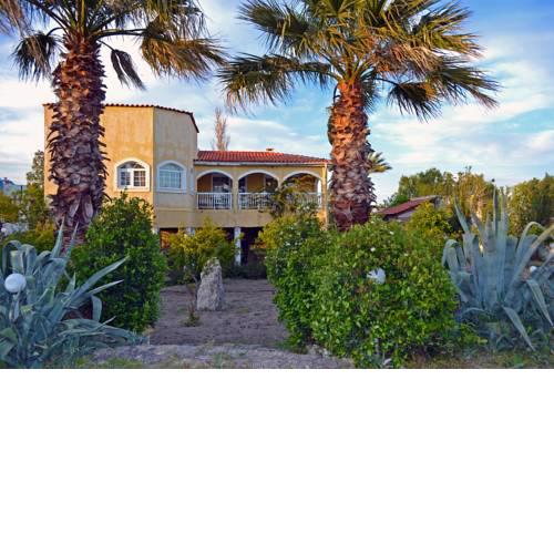 House of Paradise in front of the golf court-sea