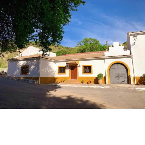 House with 3 bedrooms in Huelma with wonderful mountain view terrace and WiFi 96 km from the slopes