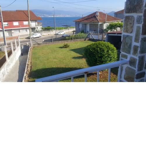 House with 3 bedrooms in Pontevedra with wonderful sea view and enclosed garden 50 m from the beach