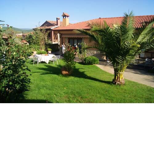 House with 3 bedrooms in Sotoserrano with wonderful mountain view enclosed garden and WiFi 45 km from the slopes