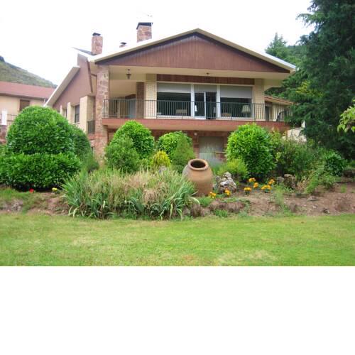 House with 4 bedrooms in Pradoluengo with wonderful mountain view and enclosed garden