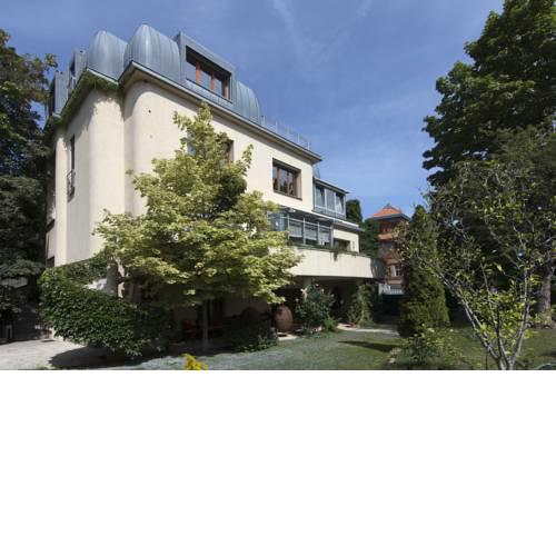 Huge luxury central Prague VILLA, 6 beds and baths, terraces, double garage