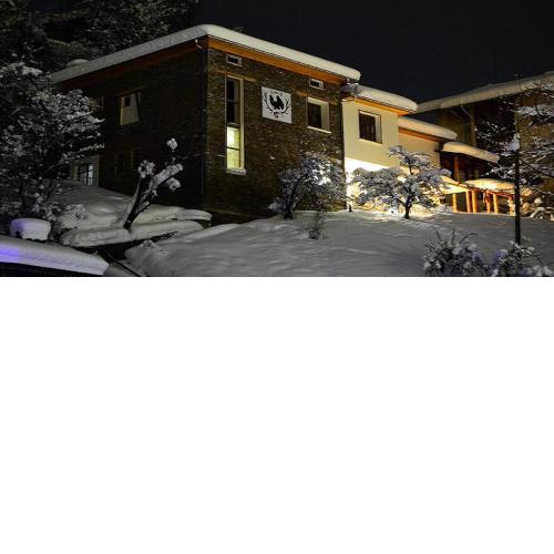 Hunting Lodge and Bar Bear Nook