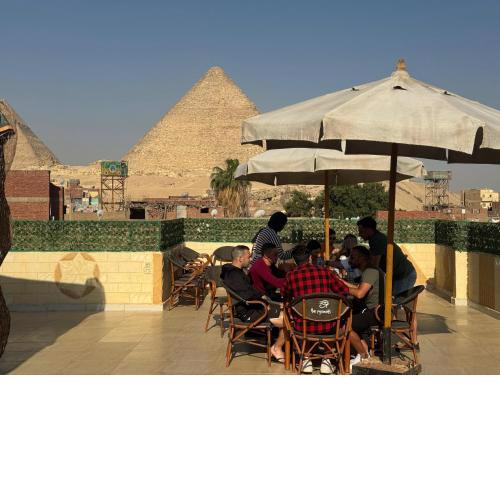 Hur Pyramids land inn