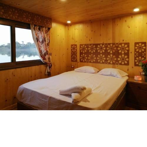 Hypathia. Luxury Dahabiya Nile cruise