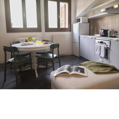 I Host Apartment - Pericle 9