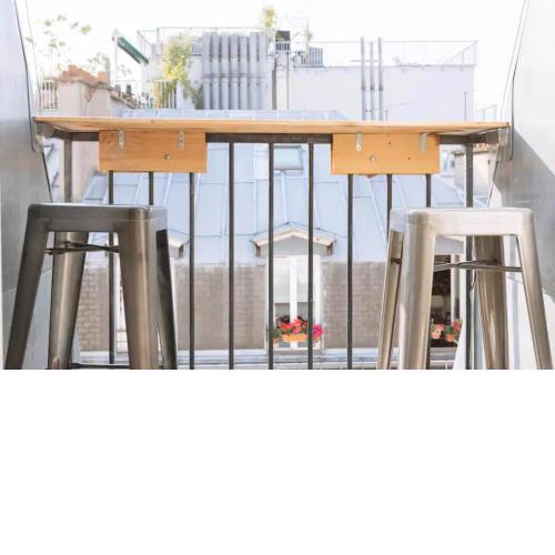 Ideally located 2BD Apart for 3 with balcony&view