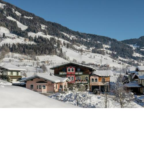 Idyllic holiday home in Goldegg Wen near ski bus