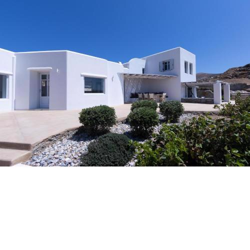 Immaculate large fully equipped villa for 8. Panoramic sea views in Mikri Vigla