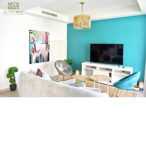 Impressive 3BR Villa-Akoya