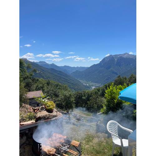 incantevole piccola baita di montagna con camino
