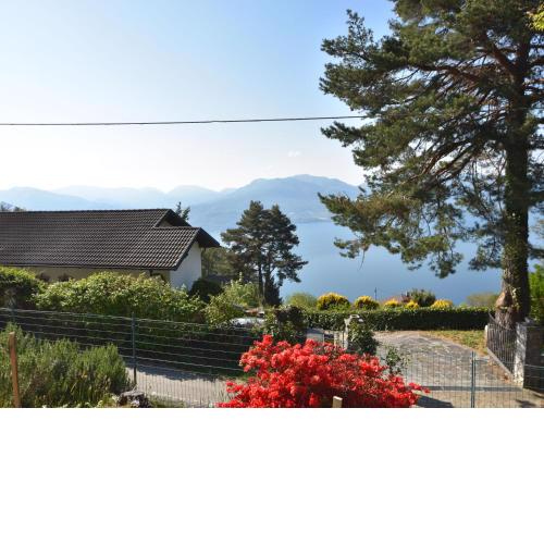 Independent holiday home with garden and lake view