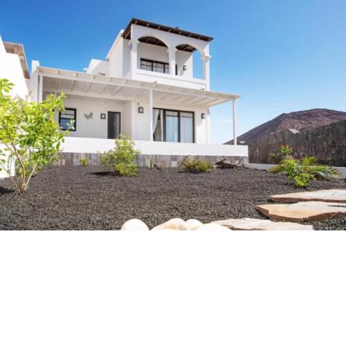 Inviting 3-Bed Villa in Playa Blanca with great se