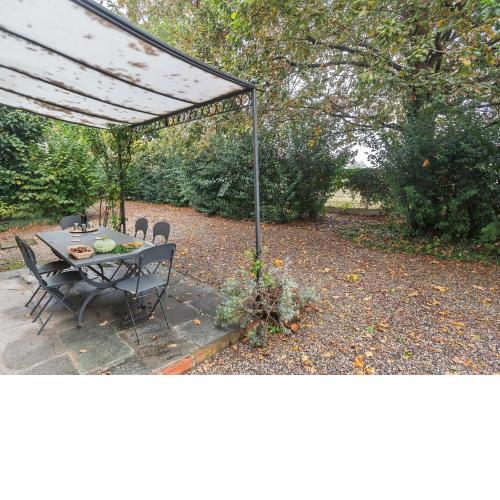Inviting mansion in Stagno Lombardo with garden