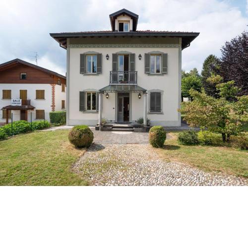 Inviting Villa in Lanzo d Intelvi with Library and Garden