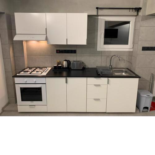 IOANNOU COURT - Black & White STUDIO