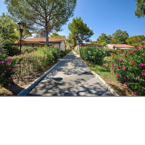 ISA-Appartament plus 4 beds, air conditioning and private outdoor area in Village with 6 swimming-pools