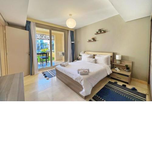 Jazzy 1BDR w Outdoor Pool View Terrace Free Pool & Beach Access