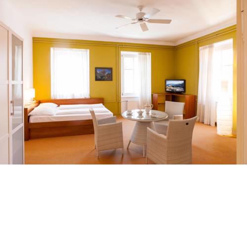 Julija&Robert's Riverview Apartments and Rooms