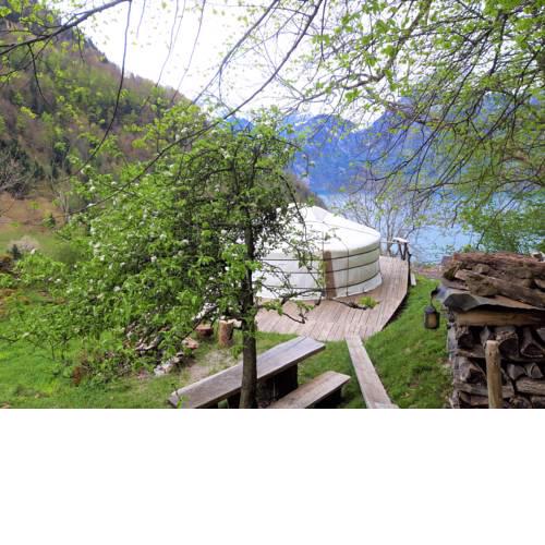 Jurte hoch über dem See