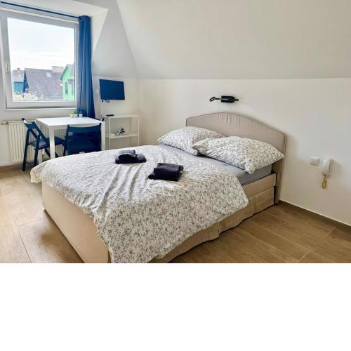 K42 Studio Apartments with Free Parking