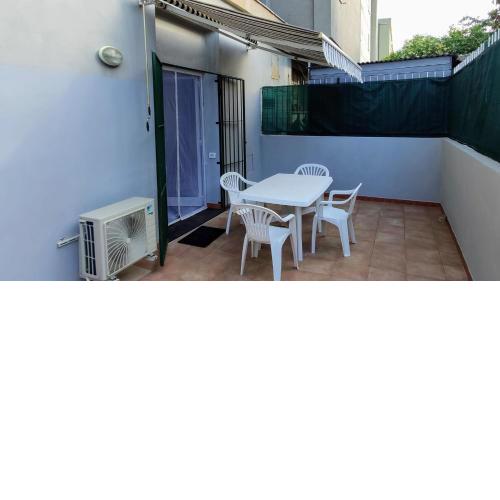 Karina, to the beach with terrace and private parking