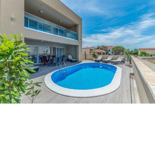 Kastelina Villa Sleeps 8 with Pool Air Con and WiFi