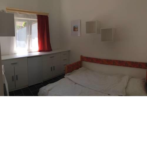 Kertre néző franciaágyas apartman