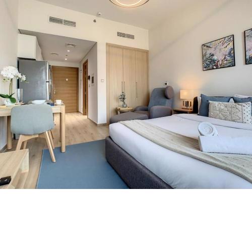 Key View - Aura by Azizi Residence