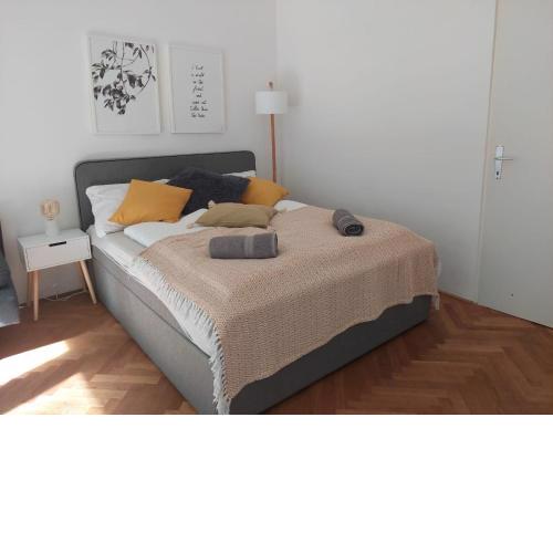 King Bed Home, Tv, Perfect for groups of 6
