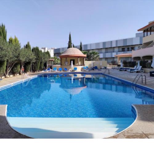 Kings Avenue apartment near the sea