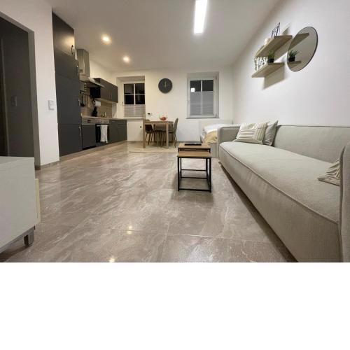 Kleine moderne 3-Bett Wohnung/Apartment