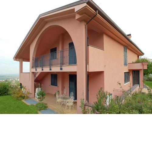 Kleurrijk vakantiehuis in Verucchio met ruime tuin