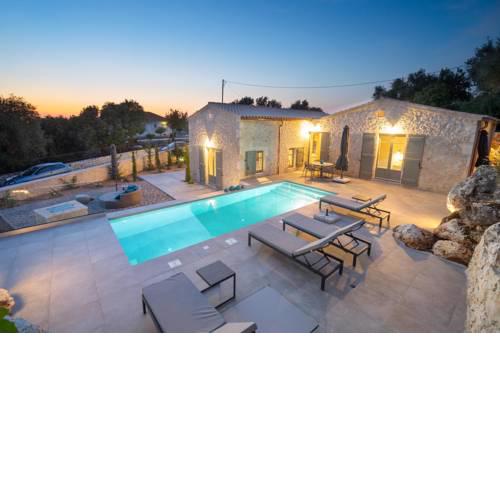 Kokolata Villa Sleeps 4 with Pool Air Con and WiFi