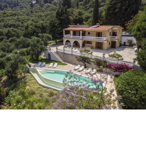Komianata Villa Sleeps 10 with Pool Air Con and WiFi
