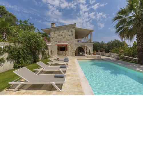 Komianata Villa Sleeps 10 with Pool Air Con and WiFi