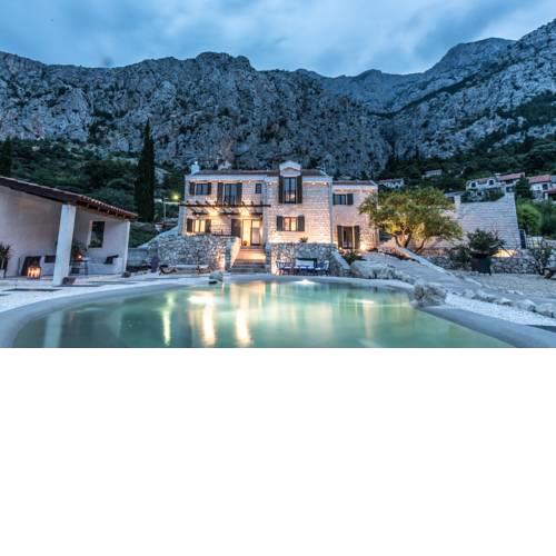 Kotisina Villa Sleeps 8 with Pool Air Con and WiFi