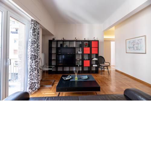 Koukaki 3bdr corner flat in good location