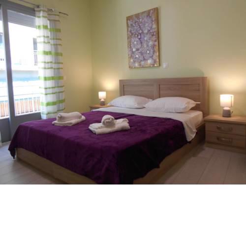 Koukaki-comfy with a balcony apt.