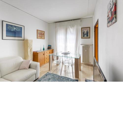 Kris- Mestre Bright Apartment with Parking!