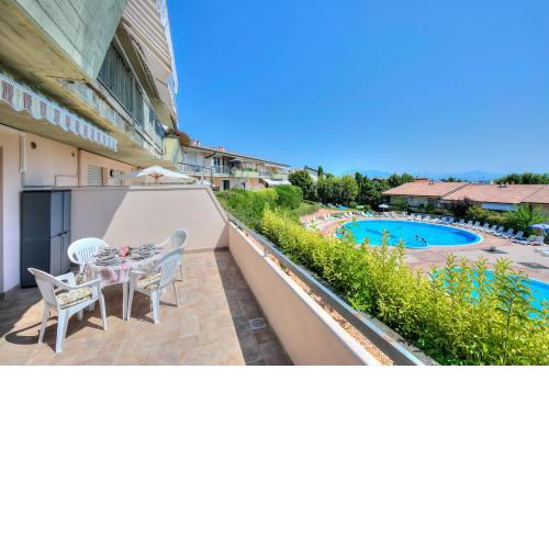 Kristall Lago Pool View