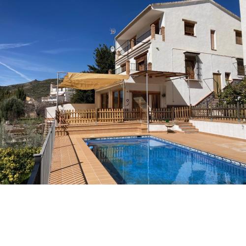 LA ALBERQUILLA Agradable casa rural con piscina