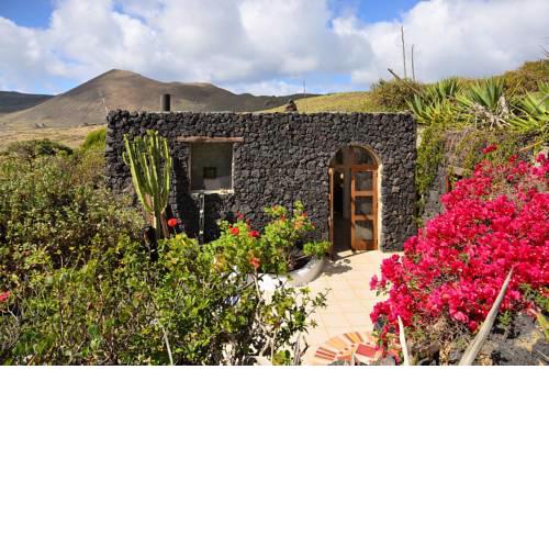 La Bodega - House on volcano with a piano