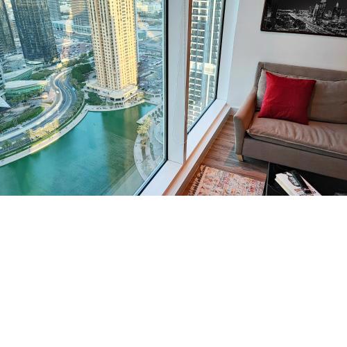 La Buena Vida Holiday Homes - Spacious, Luxe and modern 2 bedroom Condo, with full kitchen, panoramic lake view and two large balconies in Dubai JLT 3 min walking distance to the Metro station